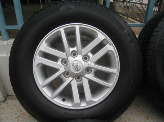 ขายล้อแม็ก Toyota Fortuner ป้ายแดง 17"x7.5" et30 6รู139+ ยางปี 13  สนใจติดต่อเล็กคลองสามครับ (081-3747940)