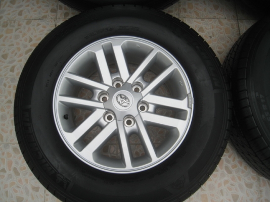ขายล้อแม็ก Toyota Fortuner ป้ายแดง 17"x7.5" et30 6รู139+ ยางปี 13  สนใจติดต่อเล็กคลองสามครับ (081-3747940)