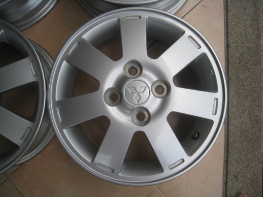 ขายล้อแม็ก Mitsubishi mirage 14"x4.5" et46 4รู100 ล้อมีรอย 1 วงครับ  สนใจติดต่อเล็กคลองสามครับ (081-3747940)