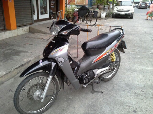 wave 100 ubox ปี 49 สีเทา ดำ กุญแจใหญ่ สภาพรถเดิมๆ เครื่องไม่เคยทำ หัวสะอาด เครื่องแน่นๆ ไม่หลวม ไม่มีควัน ภาษี พรบ.พึ่งต่ออยู่ถึง ปี 57