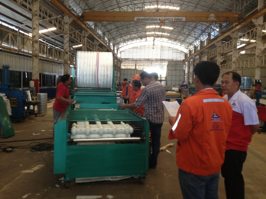 เครื่องติดฉนวนกันความร้อนอัตโนมัติ เครื่องติด PEออโต้  ติดฉนวนหลังคาเมทัลชีทอัตโนมัติ ผลิตในไทย สินค้ามาตรฐาน โทร 081-1108882