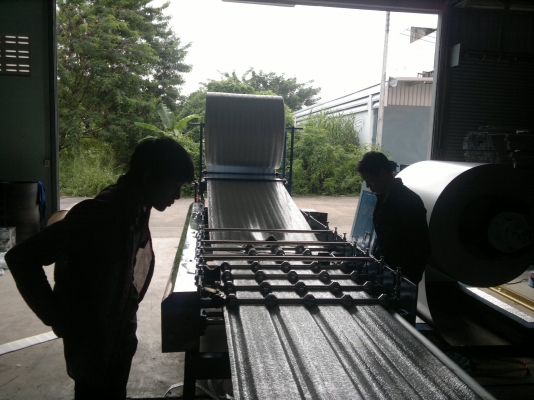 เครื่องติดฉนวนกันความร้อนอัตโนมัติ เครื่องติด PEออโต้  ติดฉนวนหลังคาเมทัลชีทอัตโนมัติ ผลิตในไทย สินค้ามาตรฐาน โทร 081-1108882