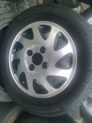ล้อขอบ15 พร้อมยาง 4 รู 114 ใส่ ฮอนด้า 6500 บาท