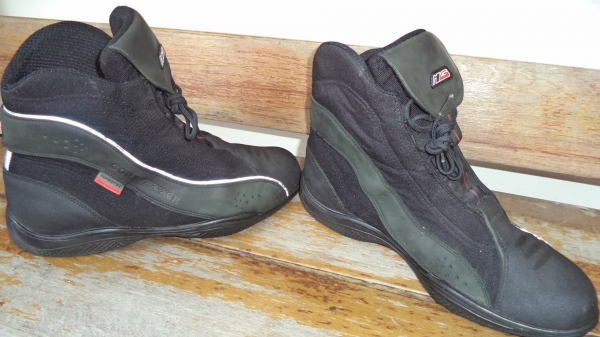 รองเท้า Hein-gericke. รองเท้า Hein-gericke.