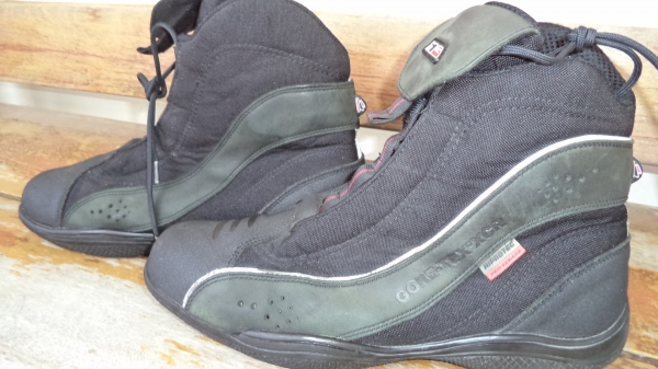 รองเท้า Hein-gericke. รองเท้า Hein-gericke.