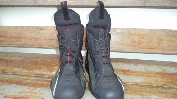 รองเท้า Hein-gericke. รองเท้า Hein-gericke.