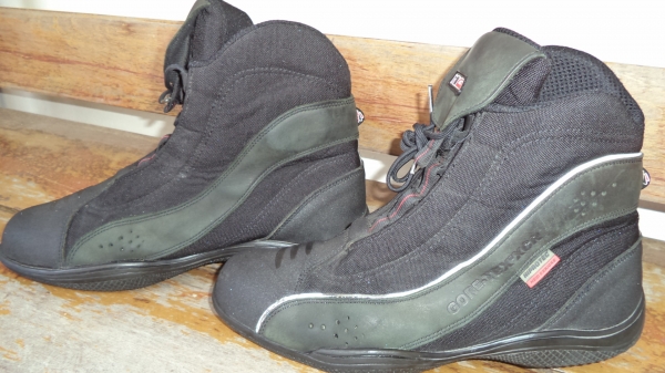 รองเท้า Hein-gericke. รองเท้า Hein-gericke.