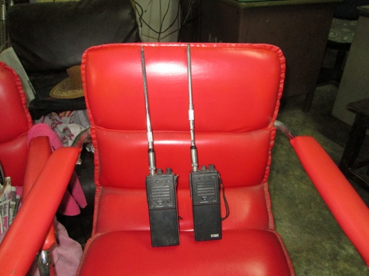 วิทยุเก่า  ไม่มีถ่านเอาไปทำอะไรก็ได้    เสาสูงมาก  เล่นลิเกได้