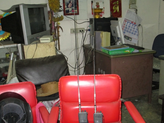 วิทยุเก่า  ไม่มีถ่านเอาไปทำอะไรก็ได้    เสาสูงมาก  เล่นลิเกได้