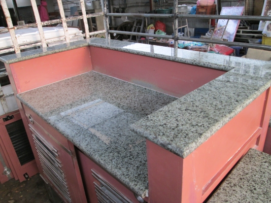 เป็นโต๊ะหินอ่อน ขาแสตนเลส  สภาพดีครับ ขายถูก3500บาท/ตัว