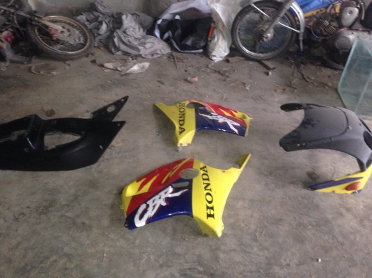 ขายแฟริ่งเดิมๆCBR. 400 rr 2500 สนใจติดต่อ091-8190386