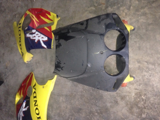 ขายแฟริ่งเดิมๆCBR. 400 rr 2500 สนใจติดต่อ091-8190386