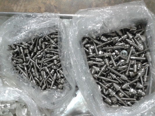 ขายเหมาน็อตกลึง3000กว่าตัว.หนัก70กว่าโล.