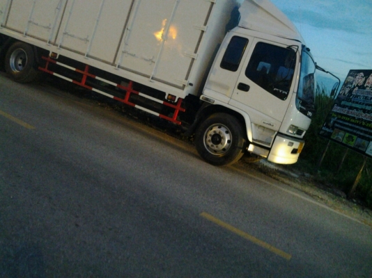 รถบรรทุก 6 ล้อ ปี05 220แรง