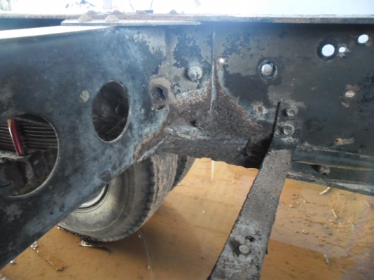 ขายหัวคัสซี ISUZU DEGA195 EURO 1 เครื่องดี คัสซีมีสนิมนิดหน่อยทะเบียนพร้อม สำหรับไปต่อดั้ม