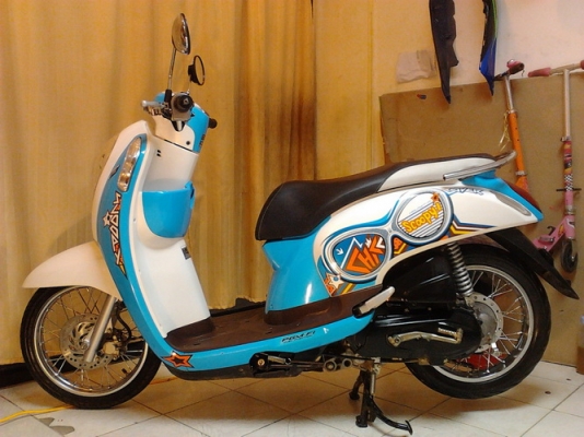 New Scoopy-i รุ่นใหม่ล่าสุด สวยๆครับ