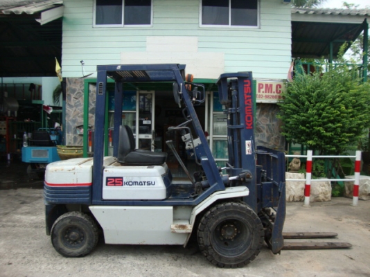 ขายด่วน !!!  รถโฟล์คลิฟท์ KOMATSU  FD25-11  ( รถนอกใช้น้อย  1,800  ชม. แท้ สภาพ 90\%)  เครื่องยนต์ดีเซล 4D95   เสา 3 เมตร  ฮิ้งโฟล์ค  ล้อหน้าคู่  เกียร์ธรรมดา  งา 1,070  มม. ยางลม