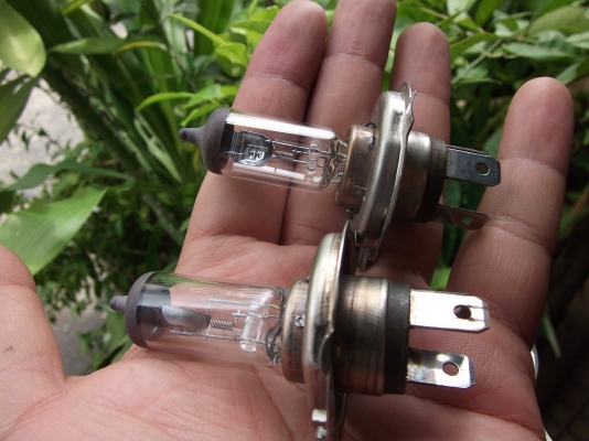 หลอดไฟหน้า H4 และไฟเบรคหลังยี้ห้อ KOITO JAPAN หลอดไฟหน้า H4 และไฟเบรคหลังยี้ห้อ KOITO JAPAN