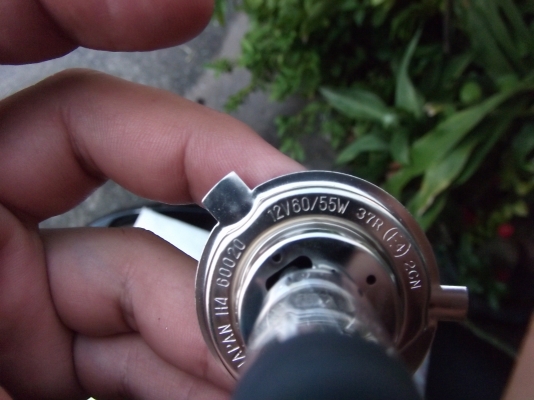 หลอดไฟหน้า H4 และไฟเบรคหลังยี้ห้อ KOITO JAPAN หลอดไฟหน้า H4 และไฟเบรคหลังยี้ห้อ KOITO JAPAN