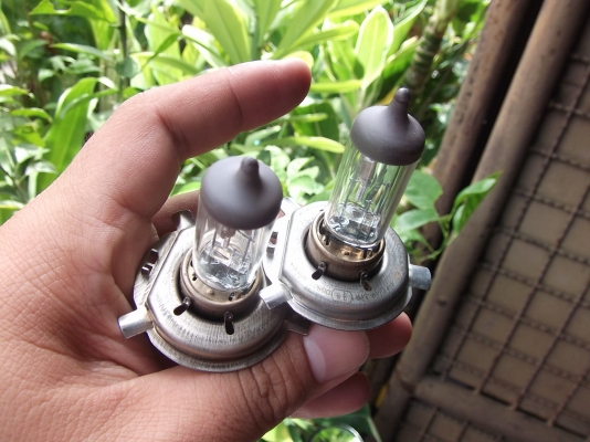 หลอดไฟหน้า H4 และไฟเบรคหลังยี้ห้อ KOITO JAPAN หลอดไฟหน้า H4 และไฟเบรคหลังยี้ห้อ KOITO JAPAN