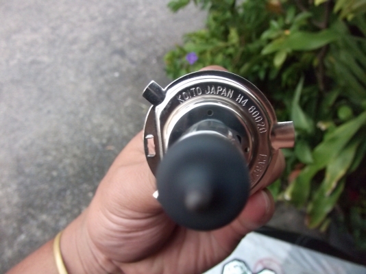 หลอดไฟหน้า H4 และไฟเบรคหลังยี้ห้อ KOITO JAPAN หลอดไฟหน้า H4 และไฟเบรคหลังยี้ห้อ KOITO JAPAN