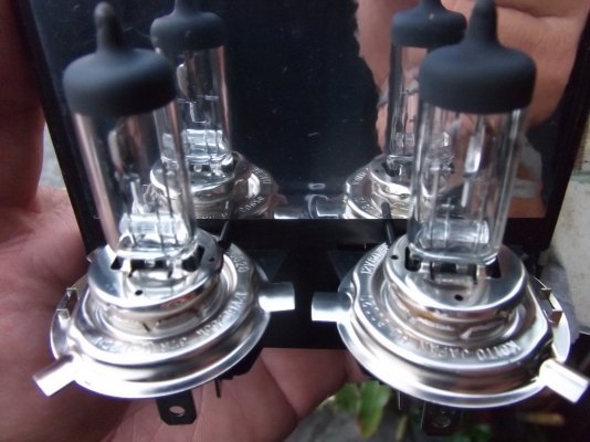 หลอดไฟหน้า H4 และไฟเบรคหลังยี้ห้อ KOITO JAPAN หลอดไฟหน้า H4 และไฟเบรคหลังยี้ห้อ KOITO JAPAN