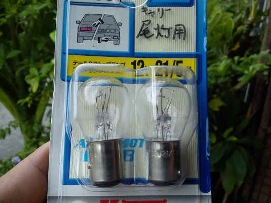 หลอดไฟหน้า H4 และไฟเบรคหลังยี้ห้อ KOITO JAPAN หลอดไฟหน้า H4 และไฟเบรคหลังยี้ห้อ KOITO JAPAN