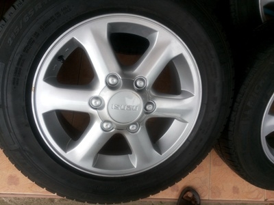 ขายล้อISUZU 16 นิ้ว 6 ก้าน พร้อมยาง 215/65/16 ปี 12 MICHELIN  1 ชุด
