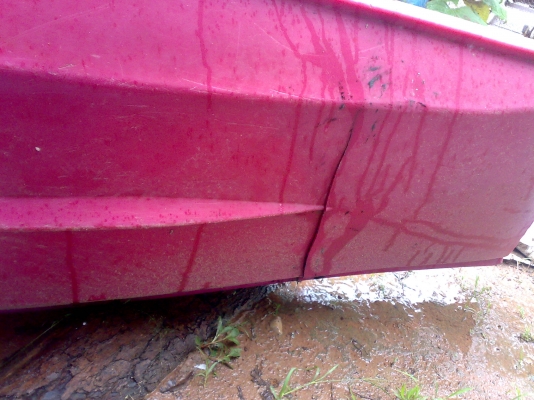 เรือไฟเบอ 11ฟุต ตามสภาพ มีรอยแตกนิดหน่อย