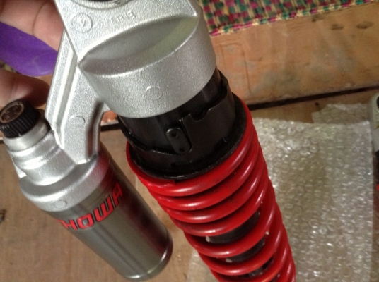 ขายโช๊คSHOWA CB1300 BOLDOR ของแท้ไม่รั่วไม่ซึมสวยๆปรับ3จุดนุ่มหนึบครับ