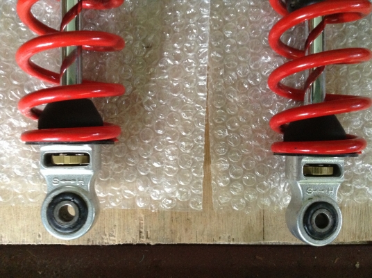 ขายโช๊คSHOWA CB1300 BOLDOR ของแท้ไม่รั่วไม่ซึมสวยๆปรับ3จุดนุ่มหนึบครับ