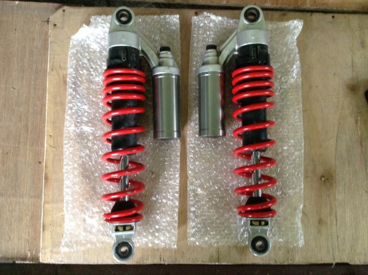 ขายโช๊คSHOWA CB1300 BOLDOR ของแท้ไม่รั่วไม่ซึมสวยๆปรับ3จุดนุ่มหนึบครับ