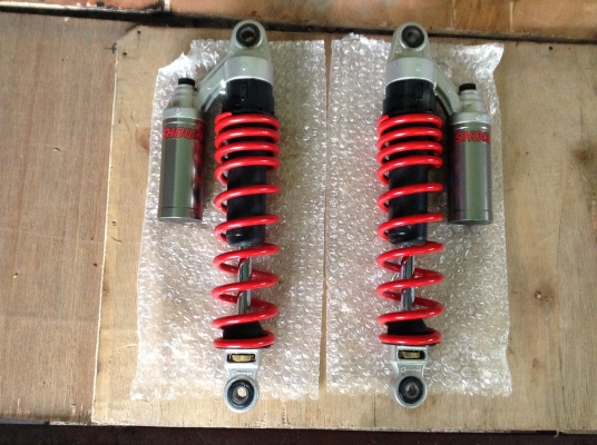 ขายโช๊คSHOWA CB1300 BOLDOR ของแท้ไม่รั่วไม่ซึมสวยๆปรับ3จุดนุ่มหนึบครับ