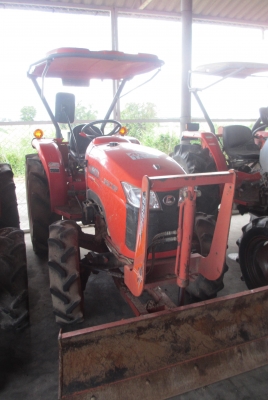 คูโบต้า L3608 พร้อมใบมีดและอุปกรณ์หลัง