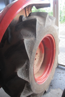 คูโบต้า L3608 พร้อมใบมีดและอุปกรณ์หลัง