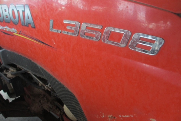 คูโบต้า L3608 พร้อมใบมีดและอุปกรณ์หลัง