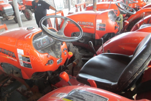 คูโบต้า L3608 พร้อมใบมีดและอุปกรณ์หลัง