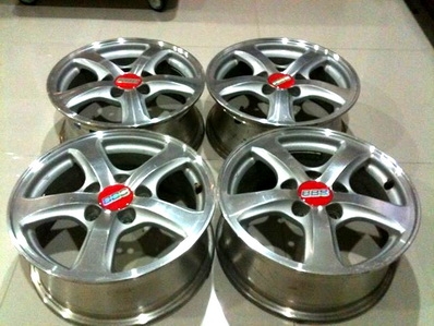 แม็กซ์ 15นิ้ว 5รู114.3 เดิมๆทนทานใส่ได้หลายรุ่นครับ แม็กซ์ 15นิ้ว 5รู114.3 เดิมๆทนทานใส่ได้หลายรุ่นครับ