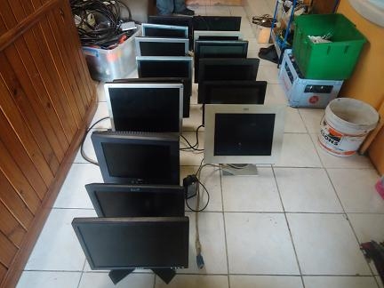 ขายจอคอมพิวเตอร์จอละ200บาท แต่จอเสียนะครับเอาไปซ่อมเอง 0800704675 คุณติ๊ก