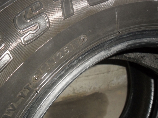 ยาง BRIDGESTONE 205/70R15 ปี11 สวยๆ 4 เส้น ราคา 2400 บาท