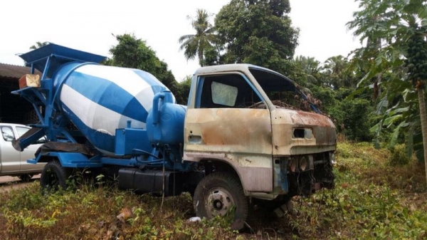 รถอีซูซุ 6 ล้อ โม่ปูน  110 แรงม้า  สนใจติดต่อ 081 - 6079515