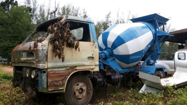 รถอีซูซุ 6 ล้อ โม่ปูน  110 แรงม้า  สนใจติดต่อ 081 - 6079515