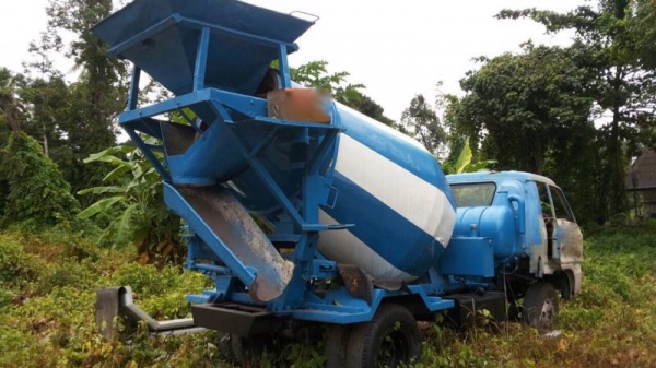 รถอีซูซุ 6 ล้อ โม่ปูน  110 แรงม้า  สนใจติดต่อ 081 - 6079515