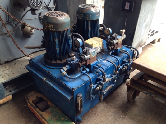 ขายปั้มน้ำมันไฮโดรลิค ใช้มอเตอร์ขนาด 5 HP. 2 ตัว อุปกรณ์ครบ