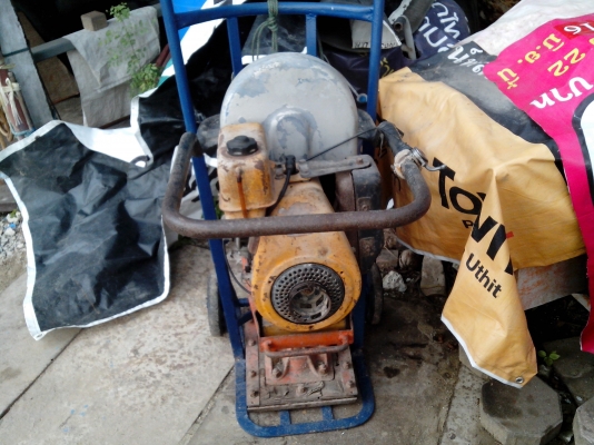 ขายเครื่องตบพื้นแบบกระโดดROBIN รุ่นEC10 JAPANใช้ตบพื้นอัดดินและทรายรอบบ้านให้แน่ขายราคาไม่แพงราคา5,000บาทรุ่นนี้ที่อื่นขาย9,000-15,000บาท