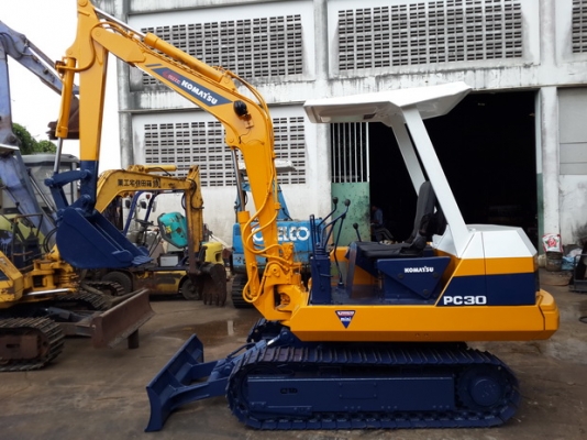 ขาย รถขุด KOMATSU รุ่น PC30-5- มือสองญี่ปุ่น