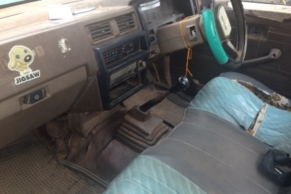 NISSAN BIG M - TD25 เครื่องฝาขาว เครื่องแห้งแรงดี ภายในเก๋งคอนโซลครบ กระบะมีผุ ช่วงล่างคัชซีมีผุมีดามแต่พร้อมใช้งานครับ ยางสภาพดี 4 เส้นประมาณ 60\% พร้อมใช้งานได้เลย เอกสารทะเบียนครบพร้อมโอน ราคาต่อรองได้ครับ