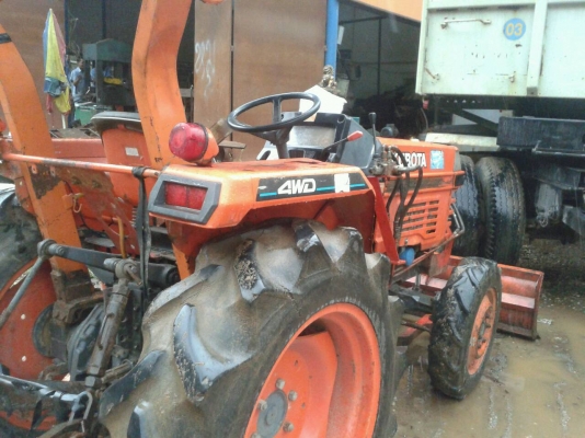 ขายรถไถ KUBOTA  L2605 2เพลา  พร้อมใบมิดดันหน้า พวงมาลัยเพาเวอร์