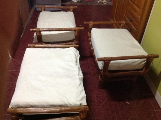 ขายเก้าอี้หวายพร้อมเบาะรองนั่งสีขาวมี 3ชิ้น คลาสสิคสวยๆเดิมแข็งแรง ทนทาน ขายเก้าอี้หวายพร้อมเบาะรองนั่งสีขาวมี 3ชิ้น คลาสสิคสวยๆเดิมแข็งแรง ทนทาน