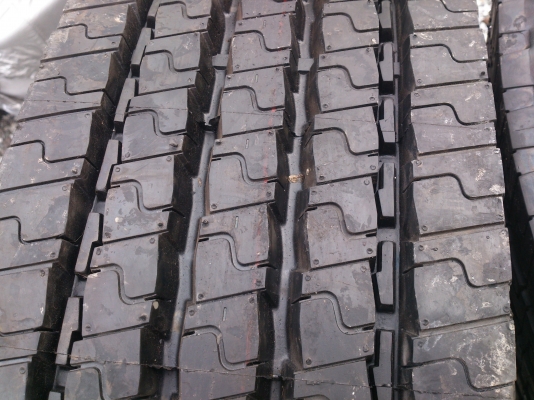 ขายยางอัดเย็น 1000R20 อัดมายังไม่เคยใช้ จำนวน 5 เส้น ถูกๆ เส้นละ3800